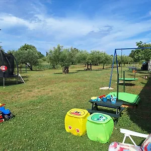 Ostanak kod kuće Berber, Babici